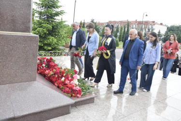 15 İyun - Milli Qurtuluş Günü münasibətilə Qubada Ulu Öndər Heydər Əliyevin abidəsi ziyarət edildi.