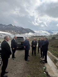 Avtomobil Yolları Dövlət Agentliyinin idarə heyətinin sədri Vüsal Nəsirli və   Quba RİH başçısı İlqar Mahmudov sürüşmə ərazilərinə baxış keçirmişdir.