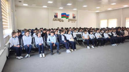 Alekseyevka kənd tam orta məktəbində üzgüçü ilə görüş keçirilib.