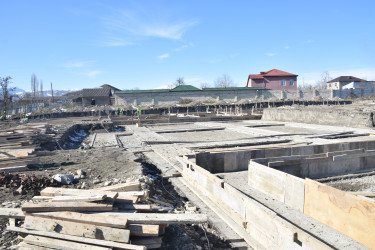 Ziyəddin Əliyev Qubada tikintisi davam etdirilən yeni məktəb binalarında inşaat işlərinin gedişi ilə tanış olmuşdur.