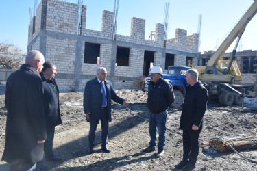 Ziyəddin Əliyev Qubada tikintisi davam etdirilən yeni məktəb binalarında inşaat işlərinin gedişi ilə tanış olmuşdur.