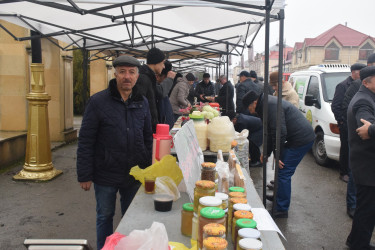 “Quba Meydanı” parkının qarşısında bayram yarmarkası fəaliyyətə başlayıb.