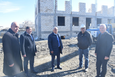 Ziyəddin Əliyev Qubada tikintisi davam etdirilən yeni məktəb binalarında inşaat işlərinin gedişi ilə tanış olmuşdur.