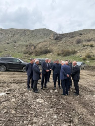 Avtomobil Yolları Dövlət Agentliyinin idarə heyətinin sədri Vüsal Nəsirli və   Quba RİH başçısı İlqar Mahmudov sürüşmə ərazilərinə baxış keçirmişdir.