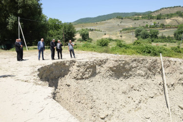 Rayon İcra Hakimiyyətinin başçısı sel sularının yaratdığı fəsadlarla tanış olub.