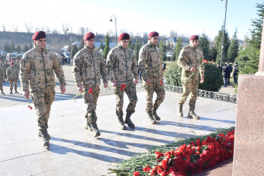 12 Dekabr - Ümummilli Lider Heydər Əliyevin anım günü.