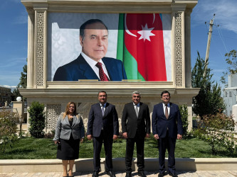 Ümummilli Lider Heydər Əliyevin anadan olmasının 102-ci ildönümü ilə əlaqədar Ulu Öndərin Quba şəhərindəki adını daşıyan mədəniyyət və istirahət parkındakı abidəsi ziyarət edilib.