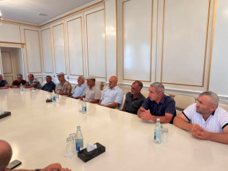 Quba Rayon İcra Hakimiyyətinin başçısı İlqar Mahmudov şəhid ailələri ilə görüşdü.