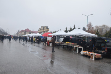 “Quba Meydanı” parkının qarşısında bayram yarmarkası fəaliyyətə başlayıb.