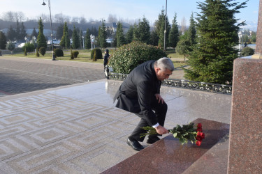 12 Dekabr - Ümummilli Lider Heydər Əliyevin anım günü.