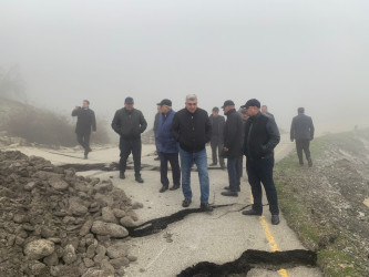 Quba-Qonaqkənd-Muçu avtomobil yolunun 42-ci kilometrliyində torpaq sürüşməsi nəticəsində avtomobil yolunda nəqliyyatın hərəkəti tamamilə dayanmışdır.
