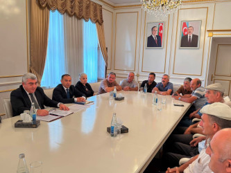Quba Rayon İcra Hakimiyyətinin başçısı İlqar Mahmudov şəhid ailələri ilə görüşdü.