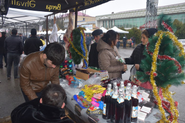 “Quba Meydanı” parkının qarşısında bayram yarmarkası fəaliyyətə başlayıb.