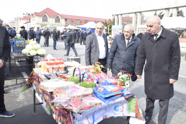 “Quba Meydanı” parkının qarşısında Novruz və Ramazan bayramları münasibətilə yarmarka fəaliyyətə başlayıb.