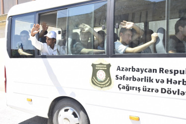 Qubada həqiqi hərbi xidmətə yola salınan çağırışçıların təntənəli yolasalma mərasimi keçirilib.