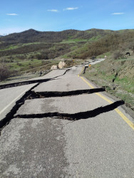 Quba-Qonaqkənd-Muçu avtomobil yolunun 42-ci kilometrliyində yaranmış vəziyyətlə əlaqədar Rayon İcra Hakimiyyətinin başçısı İlqar Mahmudov əraziyə baxış keçirmişdir.