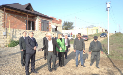 İlqar Mahmudov “Dəvədabanı” yaşayış massivində sakinlərlə görüşmüş ,onları narahat edən sosial problemlərlə yerində tanış olmuşdur.