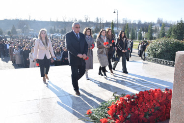 12 Dekabr - Ümummilli Lider Heydər Əliyevin anım günü.