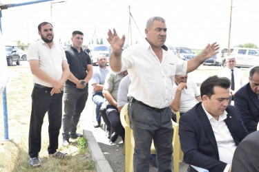 Yalavanc kəndində vətəndaşlarla səyyar qəbul keçirilib.
