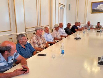 Quba Rayon İcra Hakimiyyətinin başçısı İlqar Mahmudov şəhid ailələri ilə görüşdü.