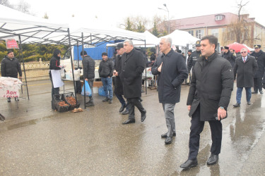 “Quba Meydanı” parkının qarşısında bayram yarmarkası fəaliyyətə başlayıb.