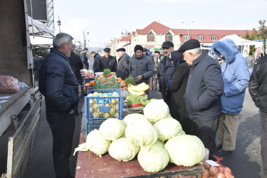 “Quba Meydanı” parkının qarşısında Novruz və Ramazan bayramları münasibətilə yarmarka fəaliyyətə başlayıb.