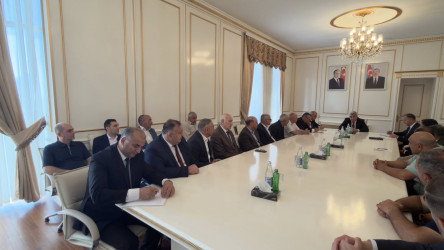 Quba Rayon İcra Hakimiyyətinin başçısı İlqar Mahmudov bir qrup fermerlə görüş keçirmişdir.