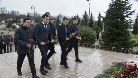 12 Dekabr - Ümummilli Lider Heydər Əliyevin Anım Günü Ulu Öndərin abidəsi ziyarət olunub.