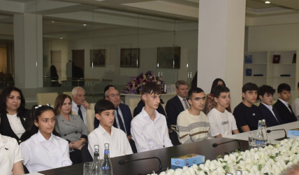 Ali təhsil müəssisələrinə yüksək balla qəbul olunan məzunlarla görüş keçirildi.
