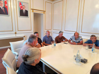 Quba Rayon İcra Hakimiyyətinin başçısı İlqar Mahmudov şəhid ailələri ilə görüşdü.