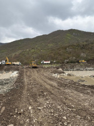 Avtomobil Yolları Dövlət Agentliyinin idarə heyətinin sədri Vüsal Nəsirli və   Quba RİH başçısı İlqar Mahmudov sürüşmə ərazilərinə baxış keçirmişdir.