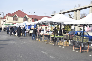 “Quba Meydanı” parkının qarşısında Novruz və Ramazan bayramları münasibətilə yarmarka fəaliyyətə başlayıb.