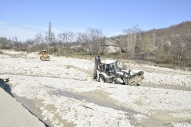 Rayon İcra Hakimiyyətinin başçısı sel sularının yaratdığı fəsadlarla yerində tanış olub.