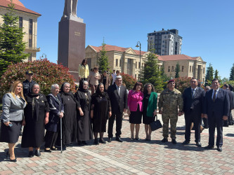 Ümummilli Lider Heydər Əliyevin anadan olmasının 102-ci ildönümü ilə əlaqədar Ulu Öndərin Quba şəhərindəki adını daşıyan mədəniyyət və istirahət parkındakı abidəsi ziyarət edilib.