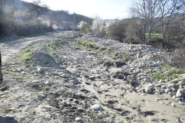 Rayon İcra Hakimiyyətinin başçısı sel sularının yaratdığı fəsadlarla yerində tanış olub.