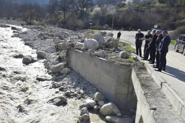 Rayon İcra Hakimiyyətinin başçısı sel sularının yaratdığı fəsadlarla yerində tanış olub.