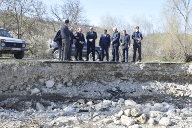 Rayon İcra Hakimiyyətinin başçısı sel sularının yaratdığı fəsadlarla yerində tanış olub.