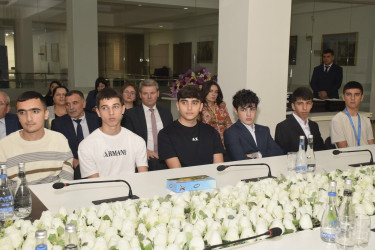 Ali təhsil müəssisələrinə yüksək balla qəbul olunan məzunlarla görüş keçirildi.