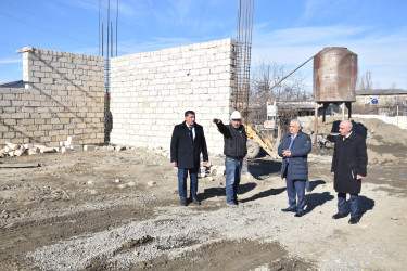 Ziyəddin Əliyev Qubada tikintisi davam etdirilən yeni məktəb binalarında inşaat işlərinin gedişi ilə tanış olmuşdur.