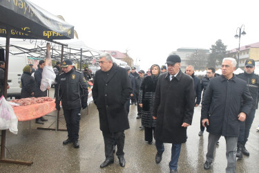 “Quba Meydanı” parkının qarşısında bayram yarmarkası fəaliyyətə başlayıb.