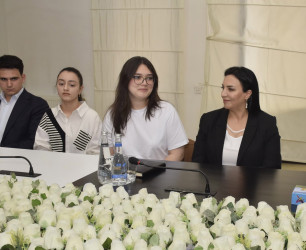 Ali təhsil müəssisələrinə yüksək balla qəbul olunan məzunlarla görüş keçirildi.