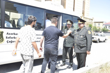 Qubada həqiqi hərbi xidmətə yola salınan çağırışçıların təntənəli yolasalma mərasimi keçirilib.