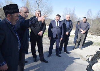 Rayon İcra Hakimiyyətinin başçısı sel sularının yaratdığı fəsadlarla yerində tanış olub.