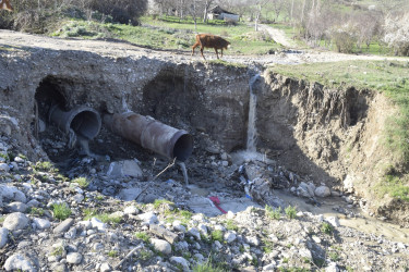 Rayon İcra Hakimiyyətinin başçısı sel sularının yaratdığı fəsadlarla yerində tanış olub.