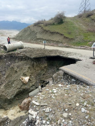 Quba rayonunda yağan güclü və aramsız yağışlar nəticəsində yaranmış sel sularının yaratdığı fəsadlar yerindəcə araşdırılır və aradan qaldırılır.