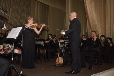 Qubada Ümummilli Lider Heydər Əliyevin anadan olmasının 103-cü ildönümünə həsr olunmuş konsert proqramı keçirilib.