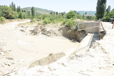 Rayon İcra Hakimiyyətinin başçısı sel sularının yaratdığı fəsadlarla tanış olub.