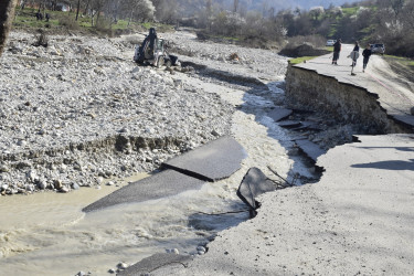 Rayon İcra Hakimiyyətinin başçısı sel sularının yaratdığı fəsadlarla yerində tanış olub.
