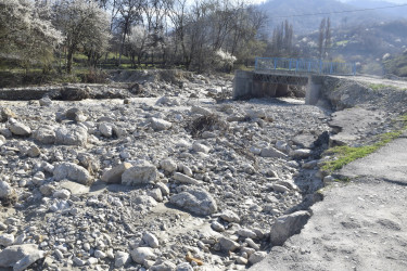Rayon İcra Hakimiyyətinin başçısı sel sularının yaratdığı fəsadlarla yerində tanış olub.