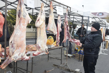 “Quba Meydanı” parkının qarşısında bayram yarmarkası keçirilir.